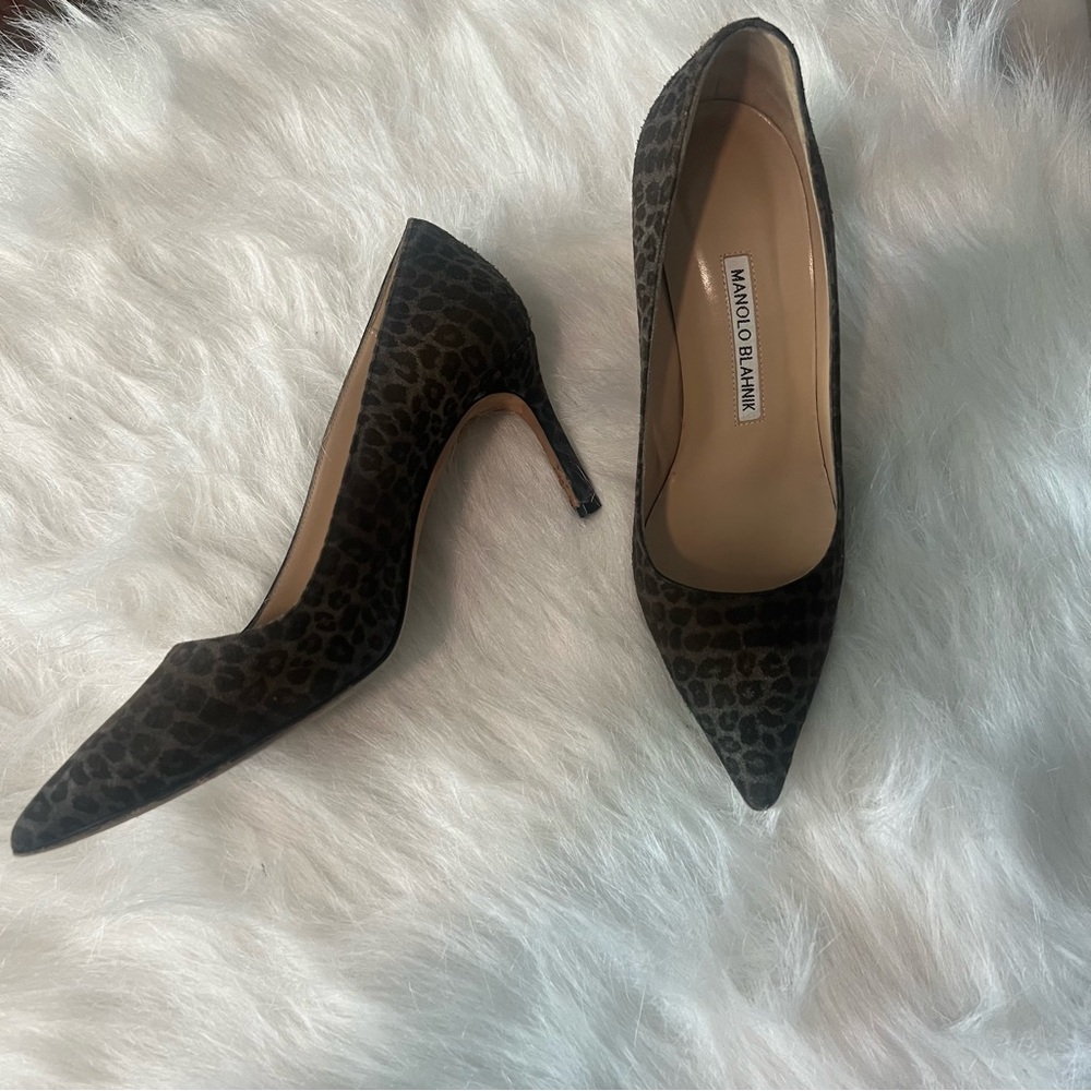 Manolo Blahnik Leopard Print Suede Size 37 Pointed Toe Heels